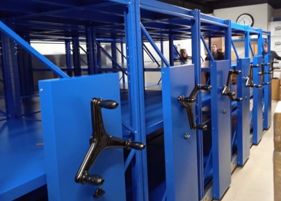 Стеллажи для скульптур в фондохранилище