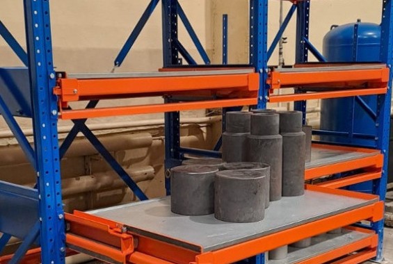 Стеллаж с выдвижными поддонами