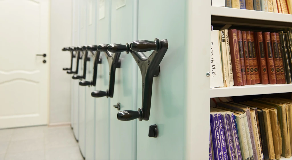 Металлический стеллаж для читальног зала