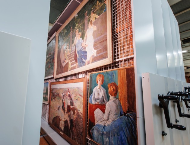 мобильный стеллаж для картин