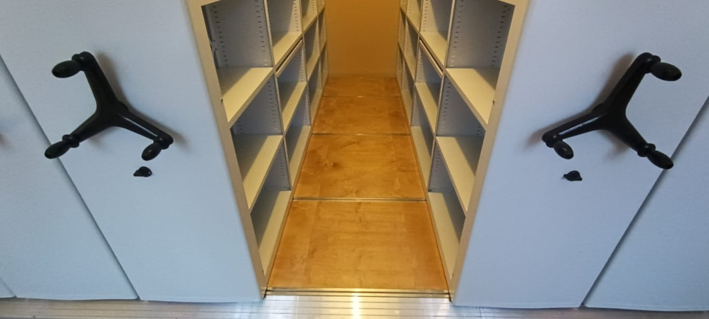 Разноуровневые мобильные стеллажи для музея