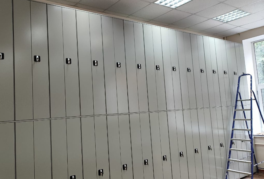 Высокие стеллажи с дверями