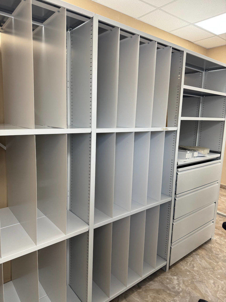 металлические стеллажи с ячейками и ящиками